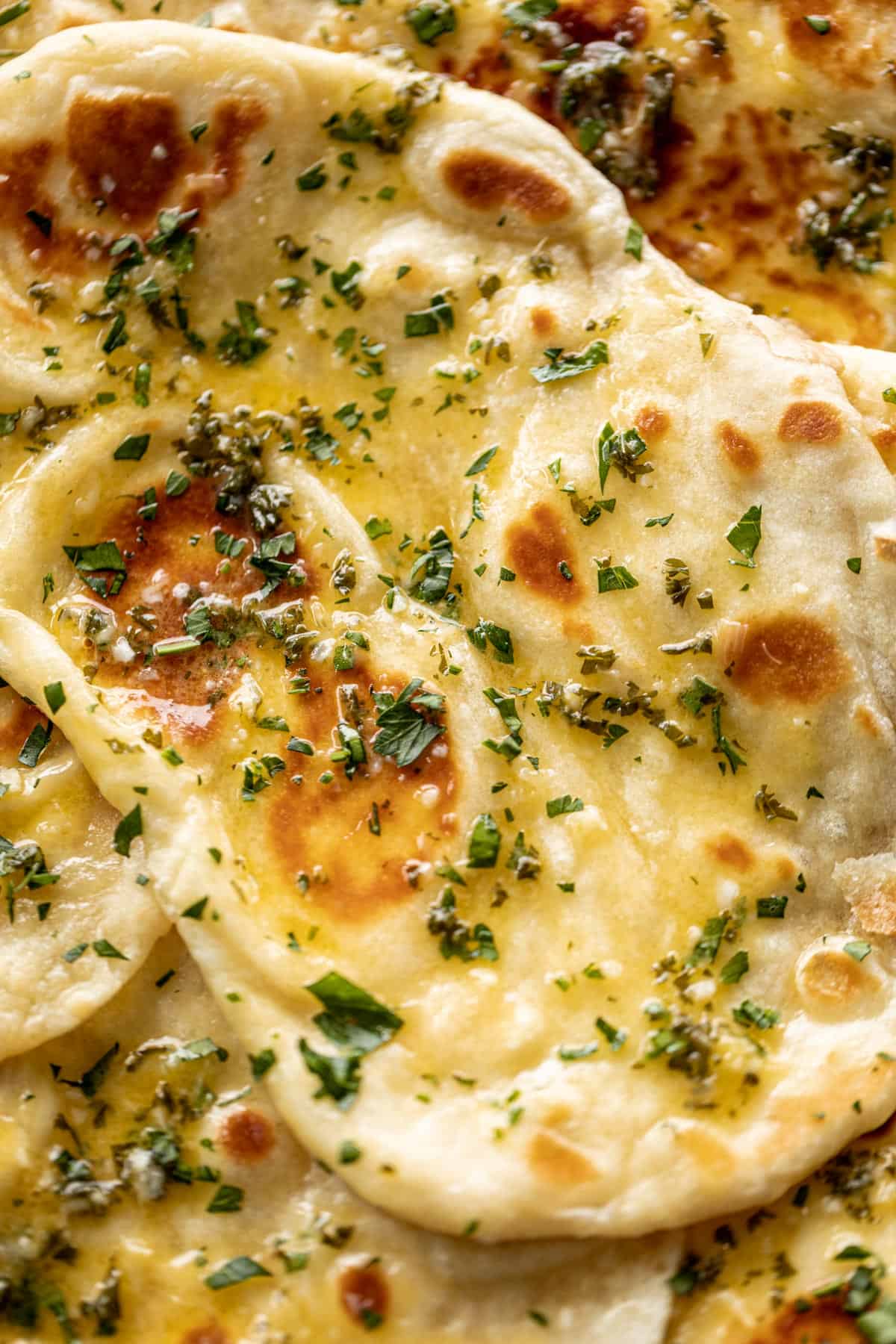 Irresistible Buttery Garlic Naan: Perfect Pairings & Customization Tips